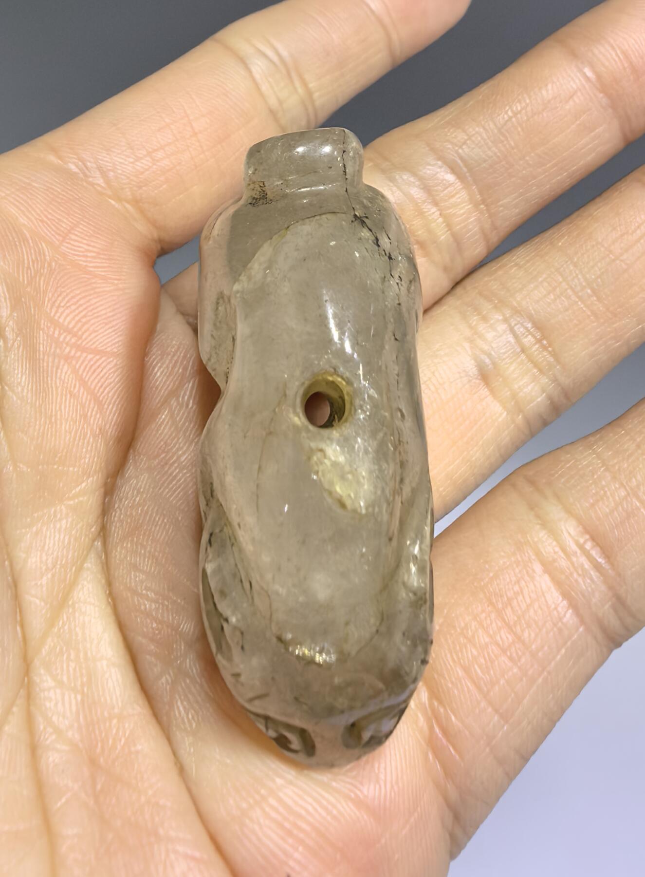 创汇时期白水晶玉兔吊坠挂件，品相如图所示。尺寸:宽4.5cm*高2.7cm*厚1.8cm