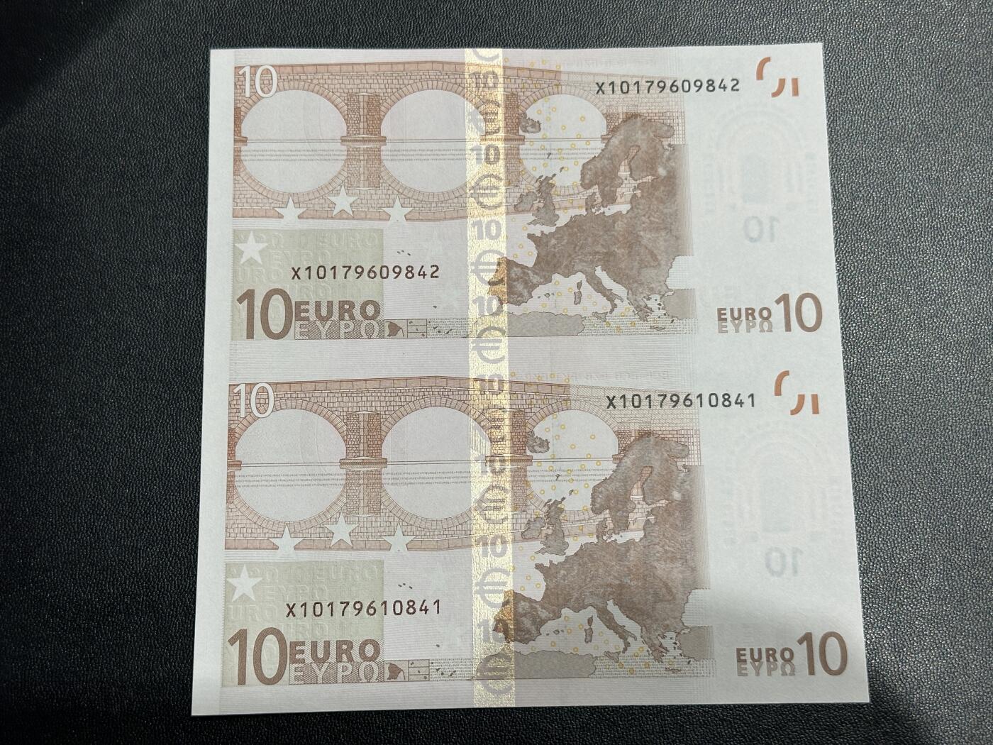 《外钞收藏家》第四百五十七期 2002年一签10欧元 两连号 全新UNC