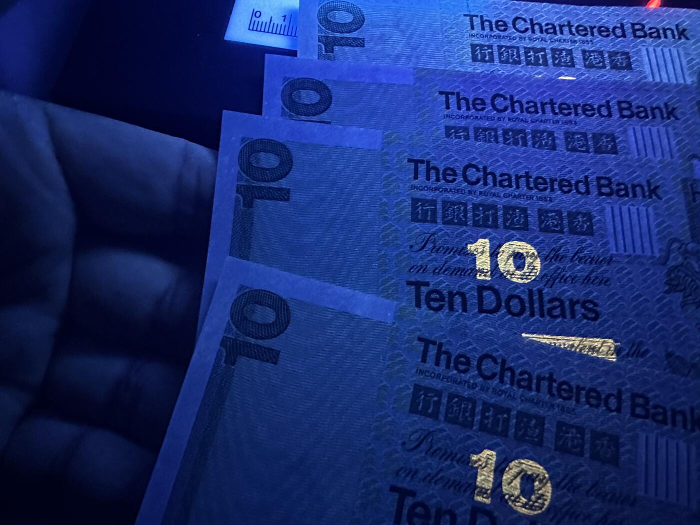 《外钞收藏家》第四百五十七期 1980年香港渣打银行10元 四连号 UNC- 有轻微潮 品相如图