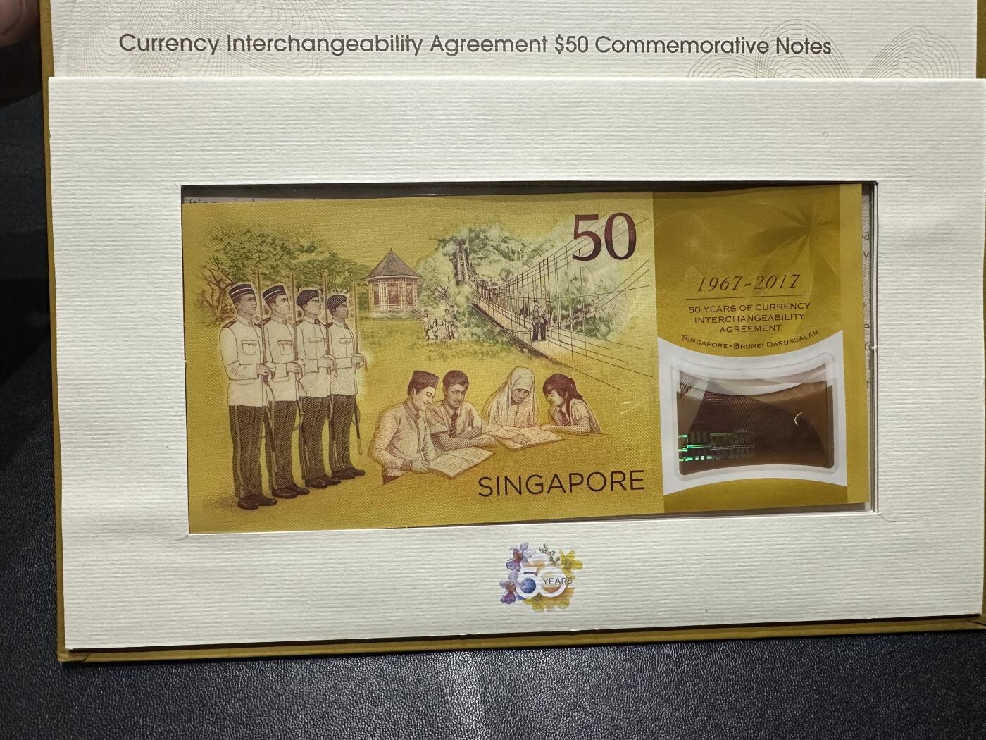 《外钞收藏家》第四百五十七期 文莱和新加坡等值协议50周年纪念钞 一对 原装册子