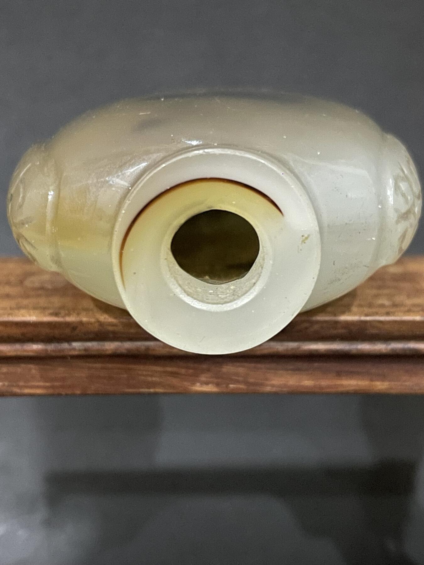 海外回流精品拍卖 英国回流清代玛瑙铺首鼻烟壶 尺寸：高7cm。品相如图。