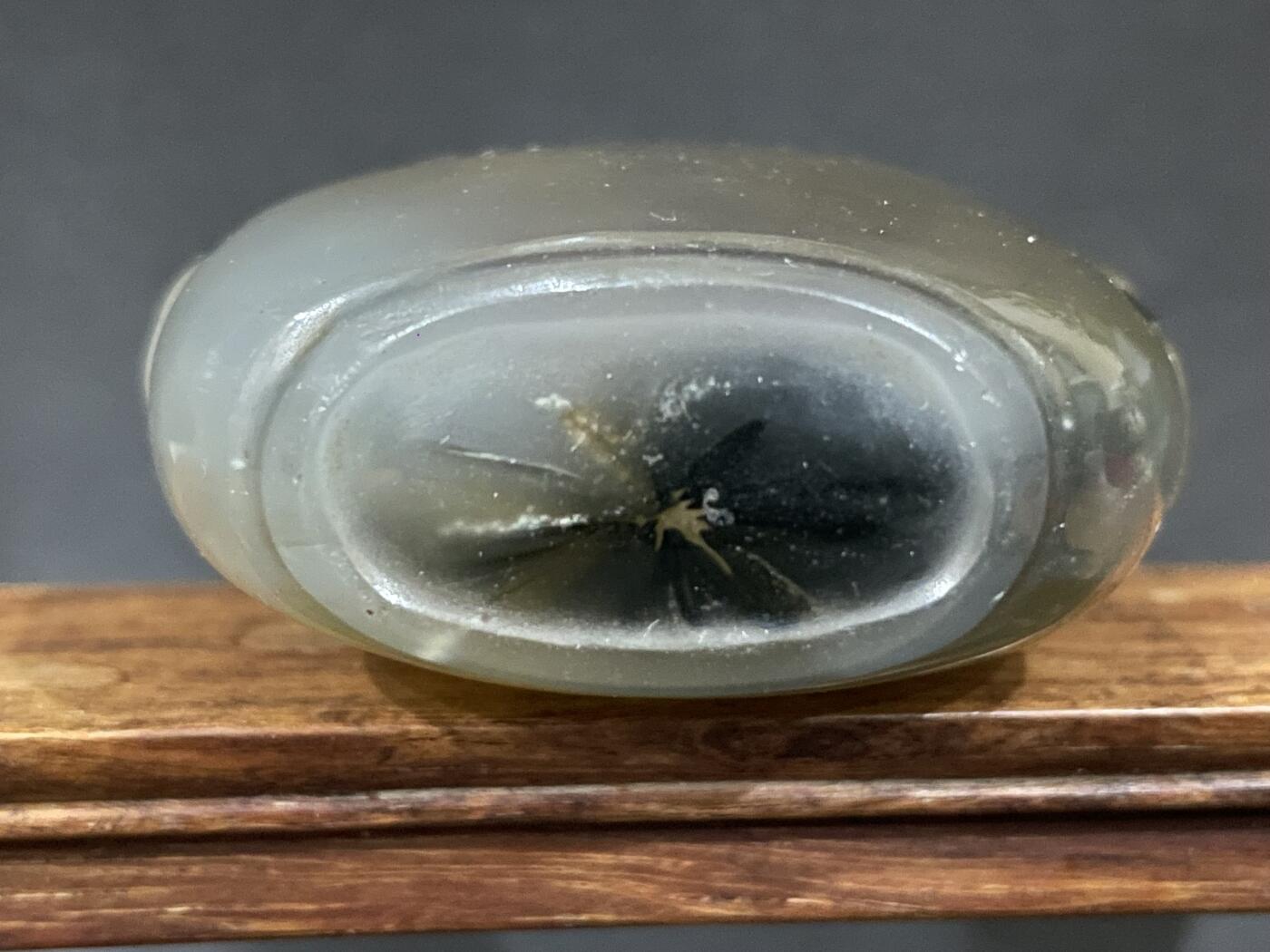 海外回流精品拍卖 英国回流清代玛瑙铺首鼻烟壶 尺寸：高7cm。品相如图。