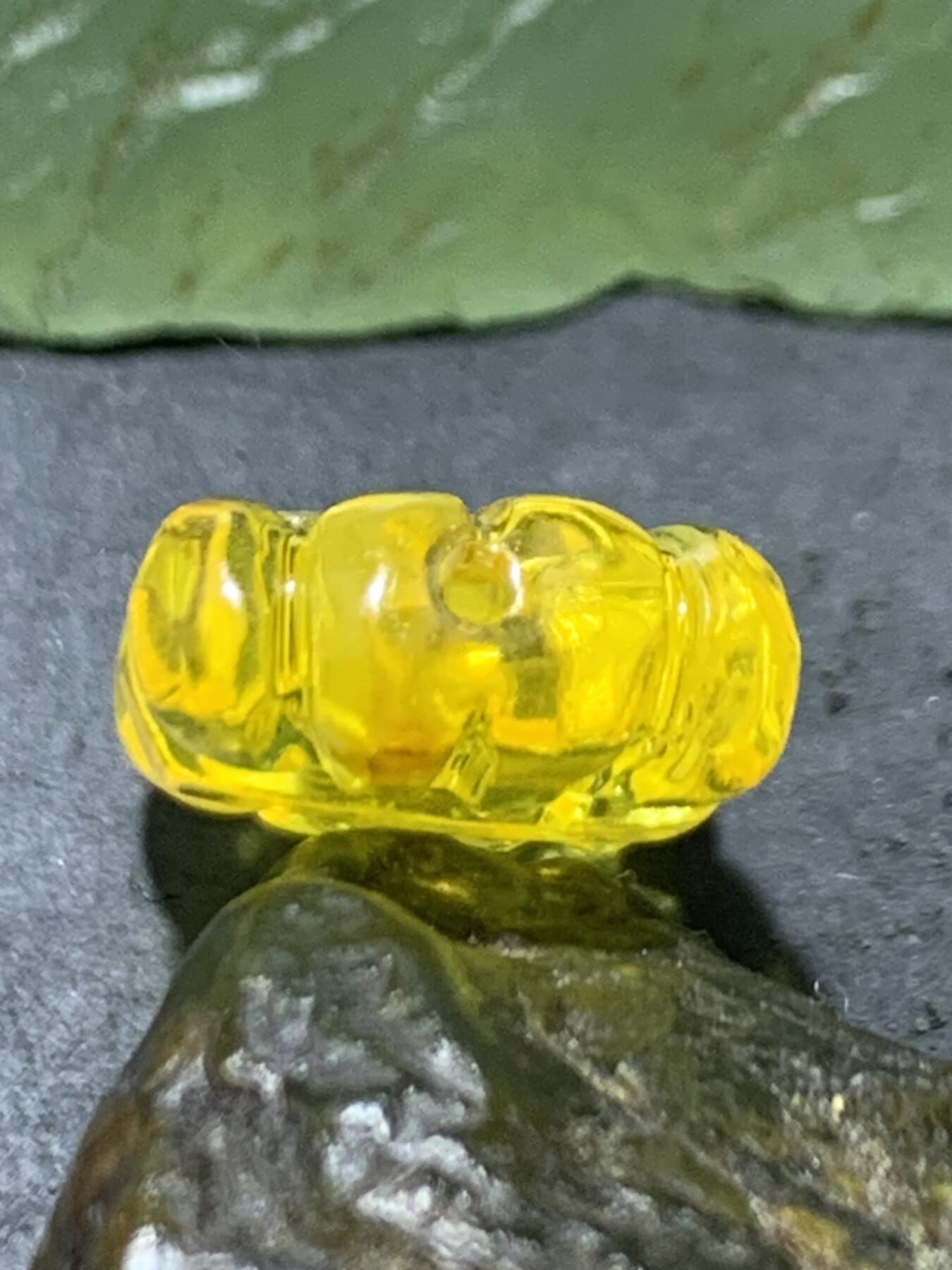 精美天然乌克兰原矿蜜蜡雕刻通货领结背云（板珠，吊坠)一个，
