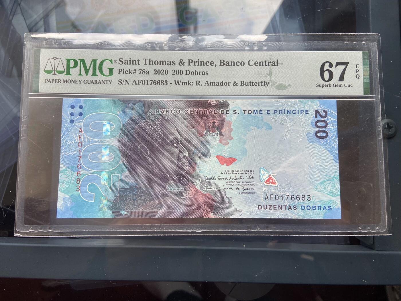 【炜奕收藏】，二十一期 【首发冠】圣多美和普林西比200多布拉，PMG评级67分，首发冠