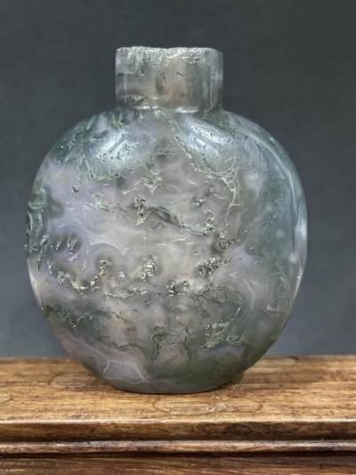海外回流精品拍卖 - 英国回流清代水草玛瑙鼻烟壶 尺寸：5.6cm，口沿处有磕碰。