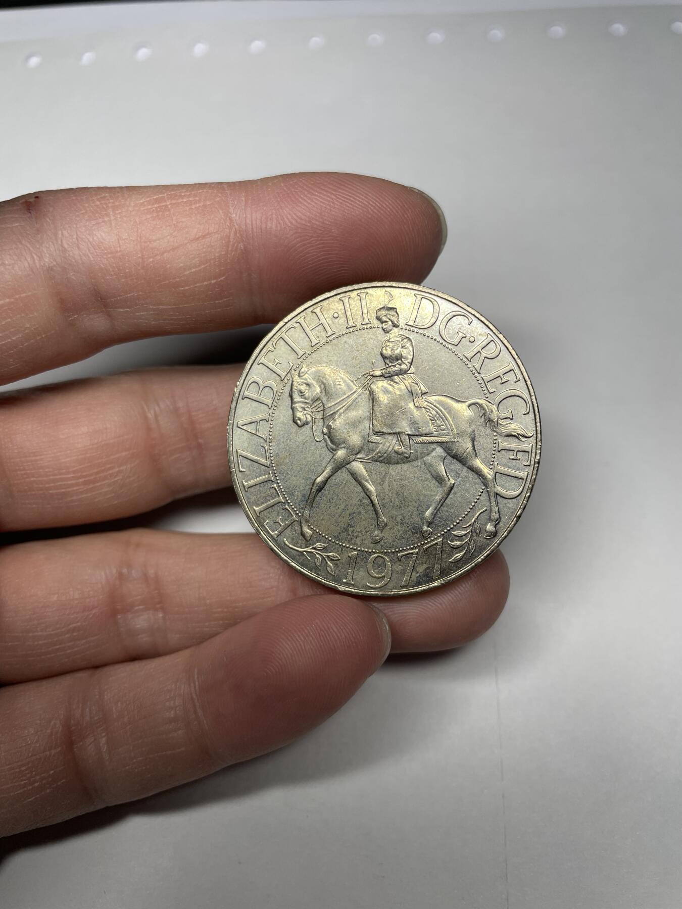 每日一拍，2024年集古藏今外币拍卖第十九期-第6场—（总第186拍），可以寄存60天，满160元包邮。 1977年英国克朗纪念币