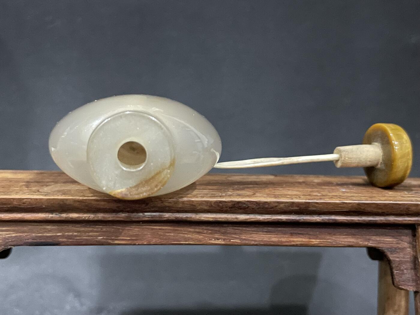 海外回流精品拍卖 英国回流清代冰糖玛瑙鼻烟壶 尺寸：高6.4cm。壶身有小裂。