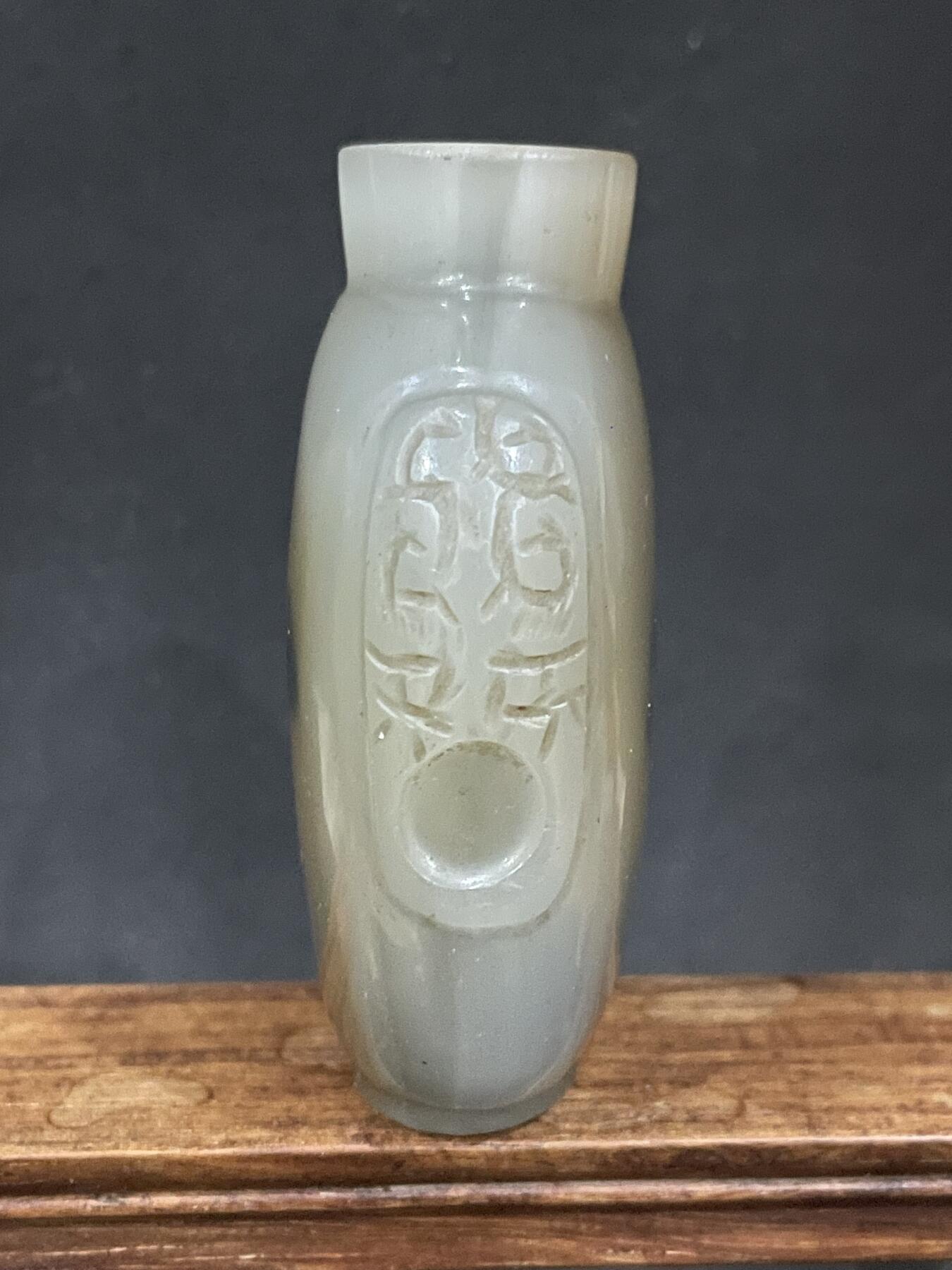 海外回流精品拍卖 英国回流清代玛瑙铺首鼻烟壶 尺寸：高7cm。品相如图。