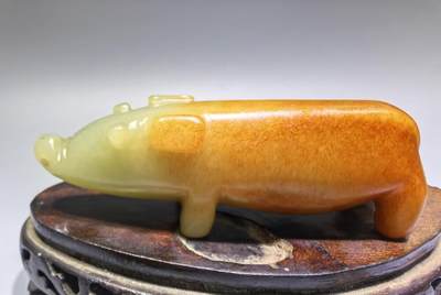 旧藏和田玉籽料福猪手把件挂件，撒金皮原皮原色，玉质油润细腻。超高性价比有工钱没料钱。送礼馈赠最佳礼品。尺寸:长8.1cm*高2.7cm*厚2.0cm克重:75.2g。谢绝议价。 - 旧藏和田玉籽料福猪手把件挂件，撒金皮原皮原色，玉质油润细腻。超高性价比有工钱没料钱。送礼馈赠最佳礼品。尺寸:长8.1cm*高2.7cm*厚2.0cm克重:75.2g。谢绝议价。