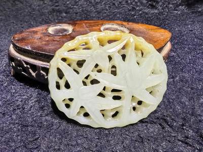 旧藏和田玉竹报平安花件，镂空雕刻，边缘可见天然糖沁。包浆浑厚。尺寸:5.9cm*4.8cm*0.8cm克重:31.9g谢绝议价！ - 旧藏和田玉竹报平安花件，镂空雕刻，边缘可见天然糖沁。包浆浑厚。尺寸:5.9cm*4.8cm*0.8cm克重:31.9g谢绝议价！