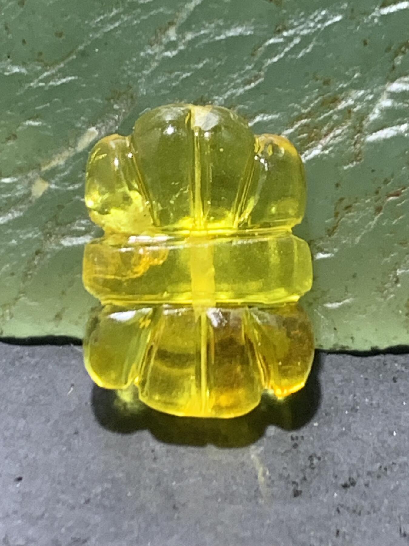 精美天然乌克兰原矿蜜蜡雕刻通货领结背云（板珠，吊坠)一个，