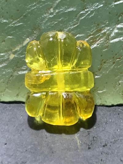 精美天然乌克兰原矿蜜蜡雕刻通货领结背云（板珠，吊坠)一个， - 精美天然乌克兰原矿蜜蜡雕刻通货领结背云（板珠，吊坠)一个，
