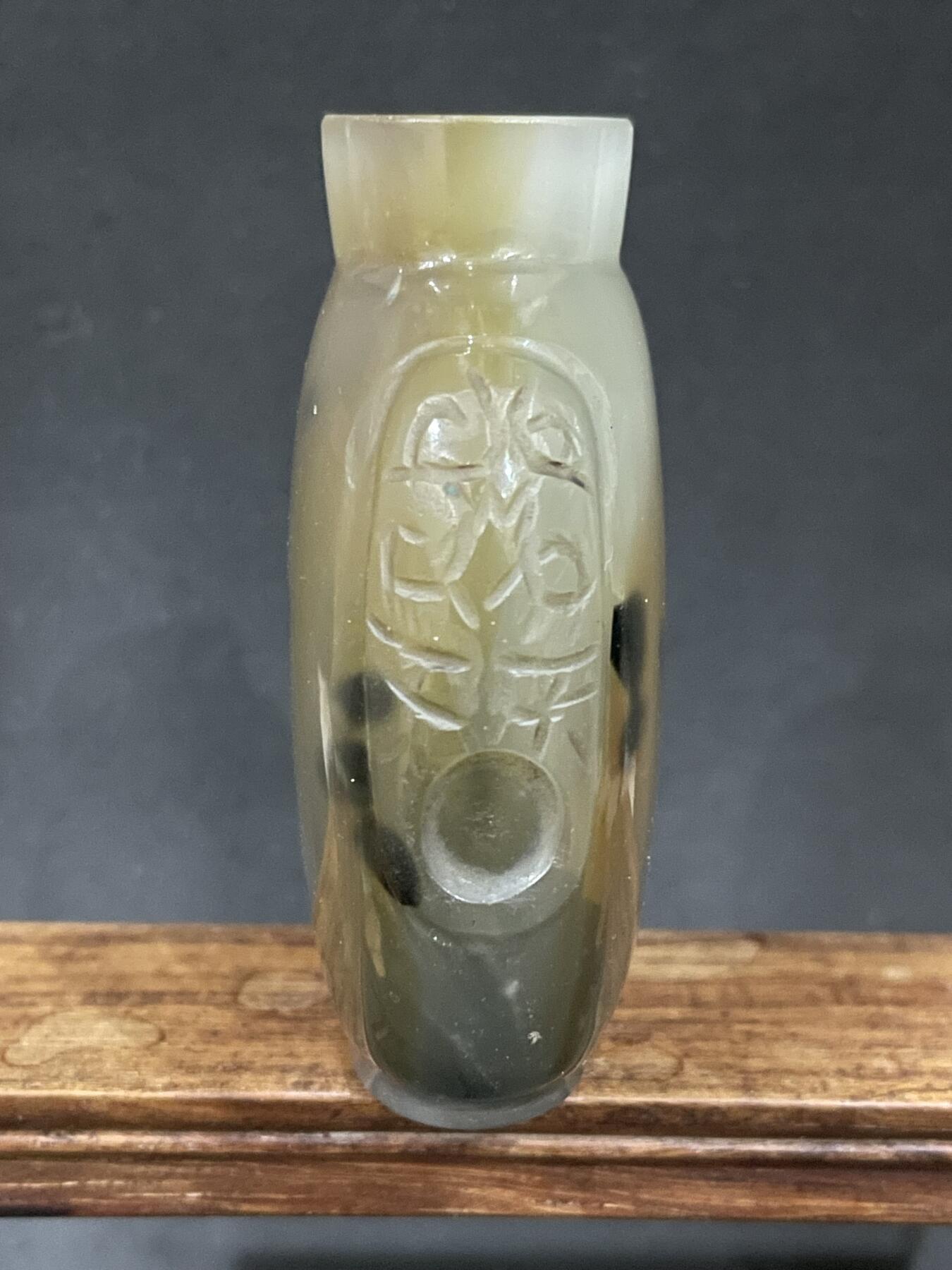 海外回流精品拍卖 英国回流清代玛瑙铺首鼻烟壶 尺寸：高7cm。品相如图。