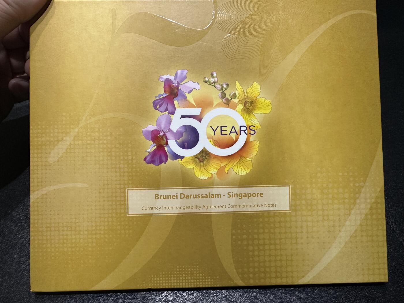 《外钞收藏家》第四百五十七期 文莱和新加坡等值协议50周年纪念钞 一对 原装册子