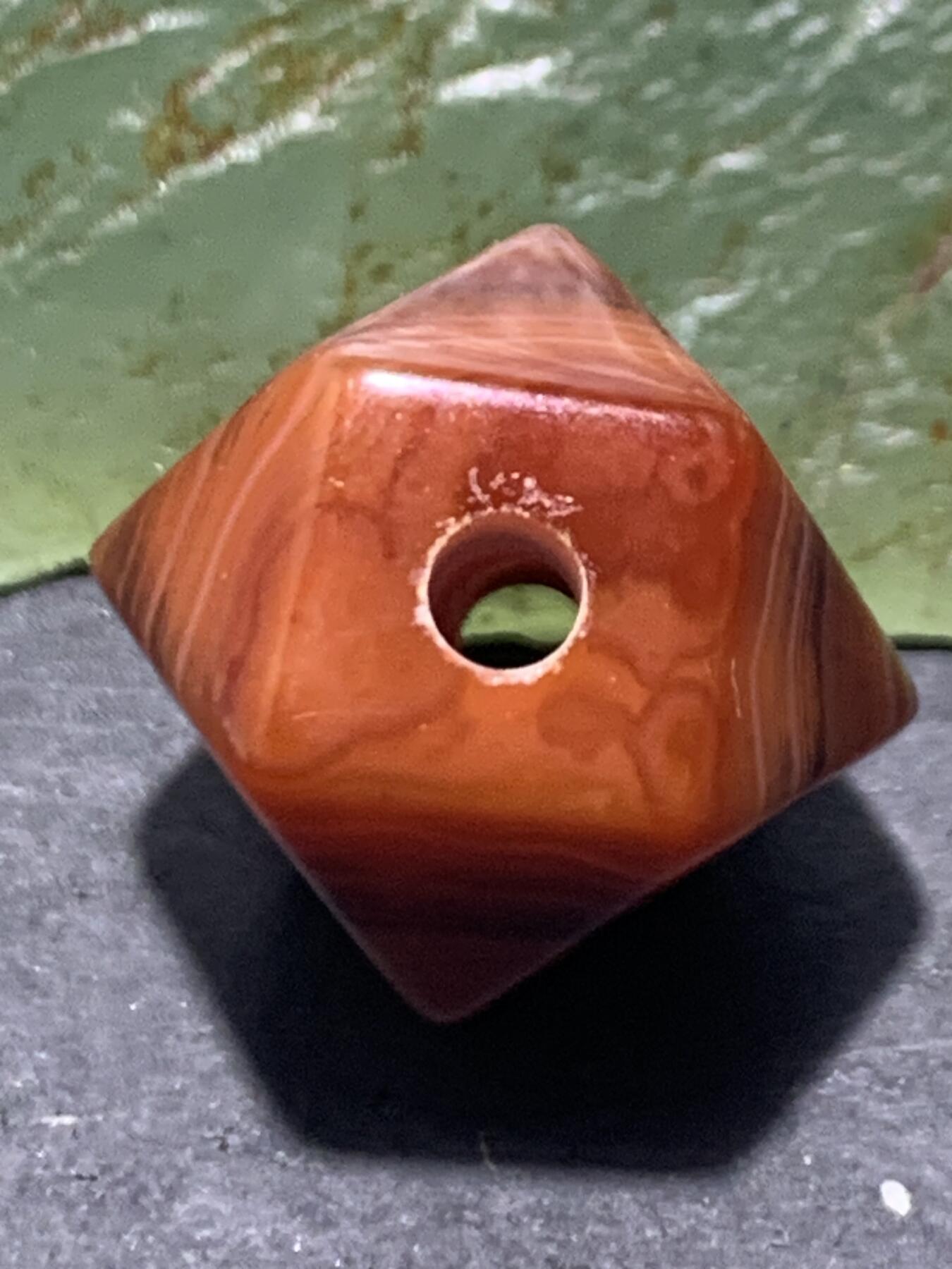 精美高玉化千层纹缠丝玛瑙唐八棱珠一颗，。