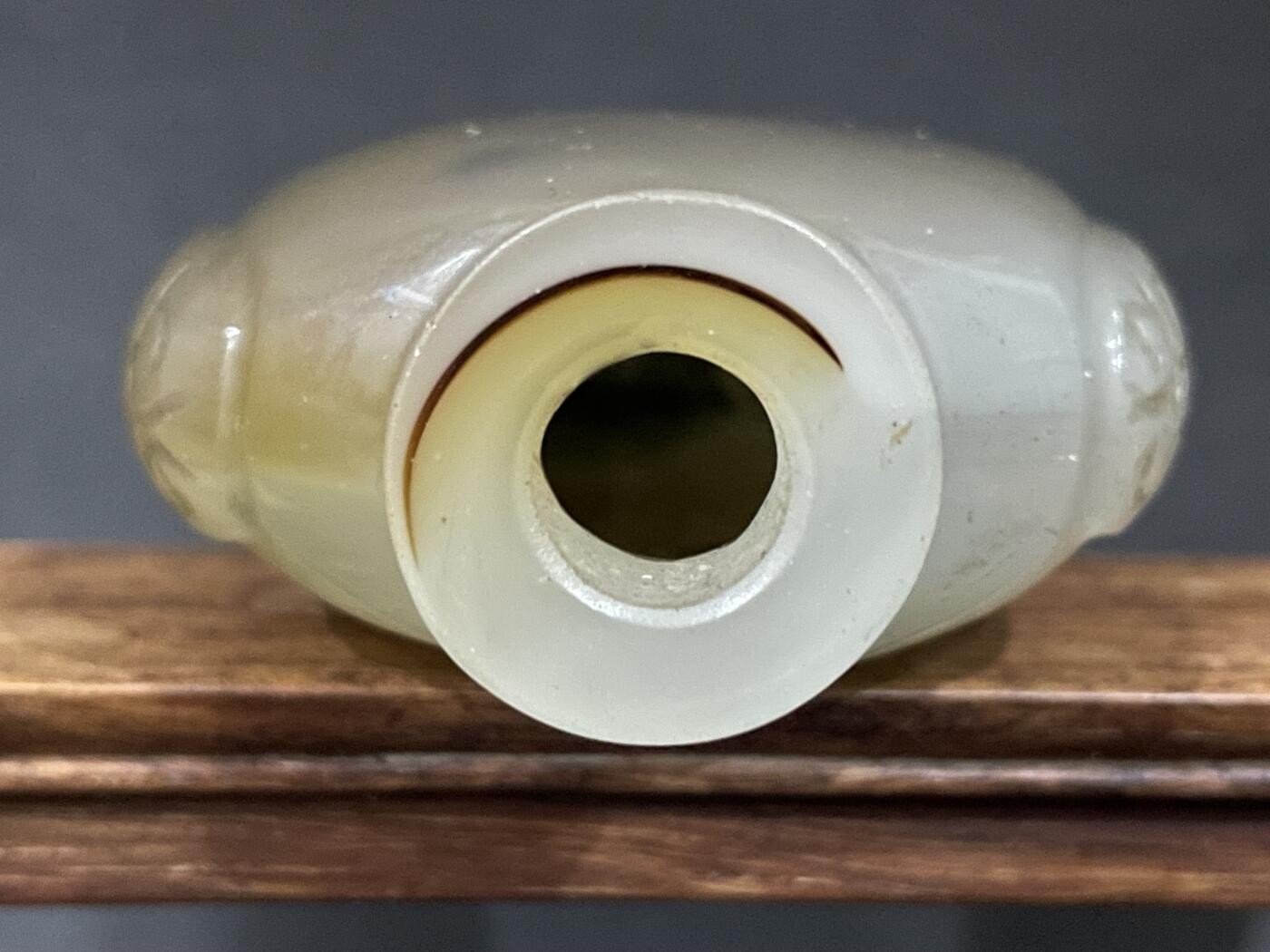 海外回流精品拍卖 英国回流清代玛瑙铺首鼻烟壶 尺寸：高7cm。品相如图。
