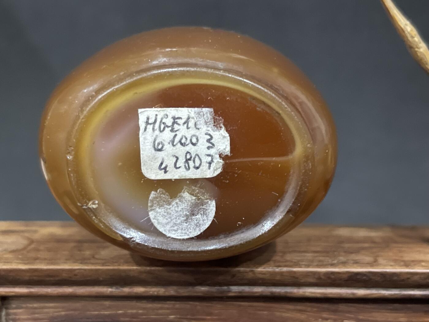 海外回流精品拍卖 英国回流清代玛瑙鼻炎壶 尺寸：高7.2cm。