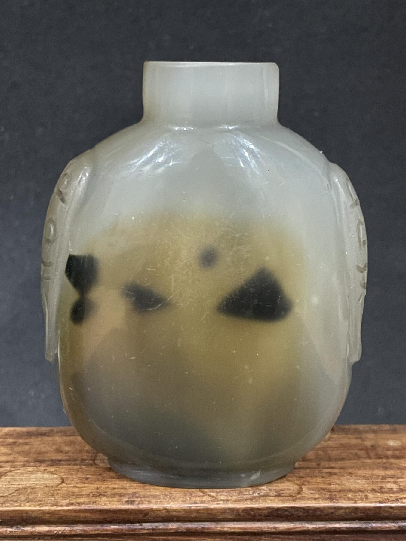 海外回流精品拍卖 英国回流清代玛瑙铺首鼻烟壶 尺寸：高7cm。品相如图。
