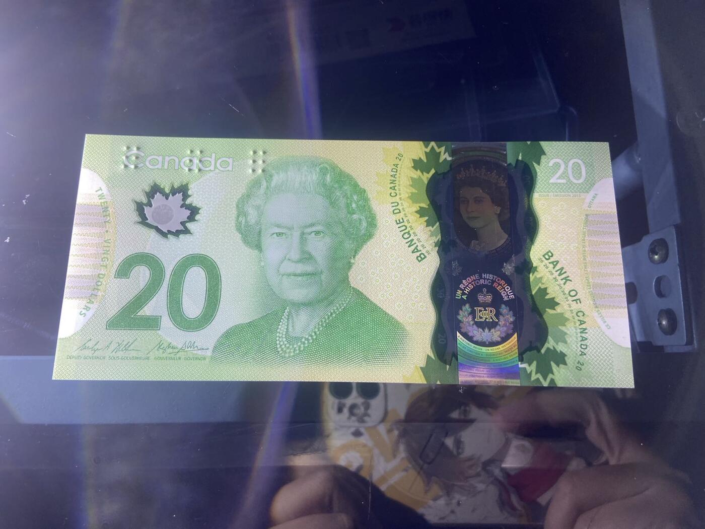 【炜奕收藏】，二十一期 加拿大女王20元纪念钞，区别普通版本，UNC品相