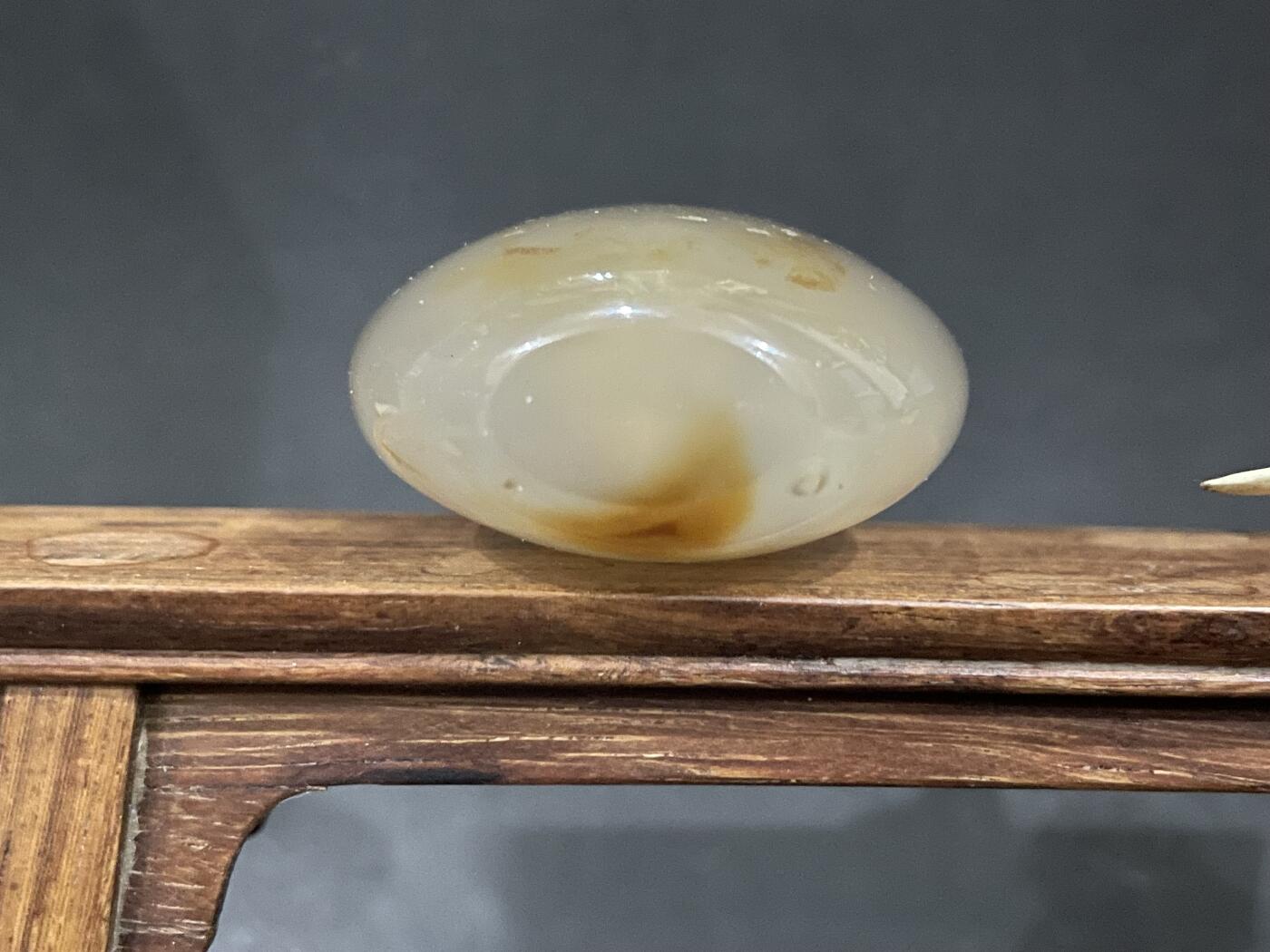 海外回流精品拍卖 英国回流清代冰糖玛瑙鼻烟壶 尺寸：高6.4cm。壶身有小裂。