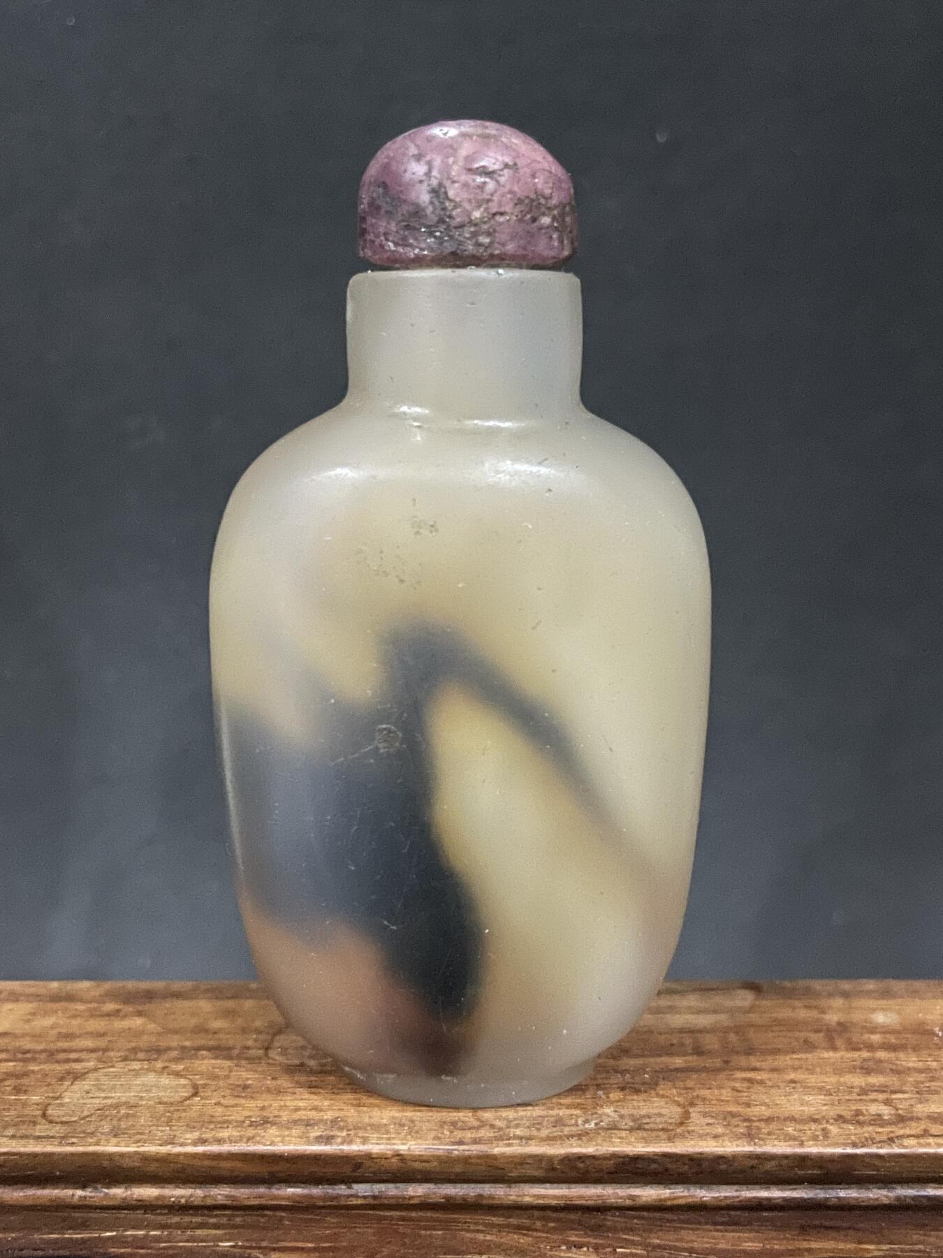 海外回流精品拍卖 英国回流清代影子玛瑙鼻烟壶 尺寸：高7.7cm。品相如图。