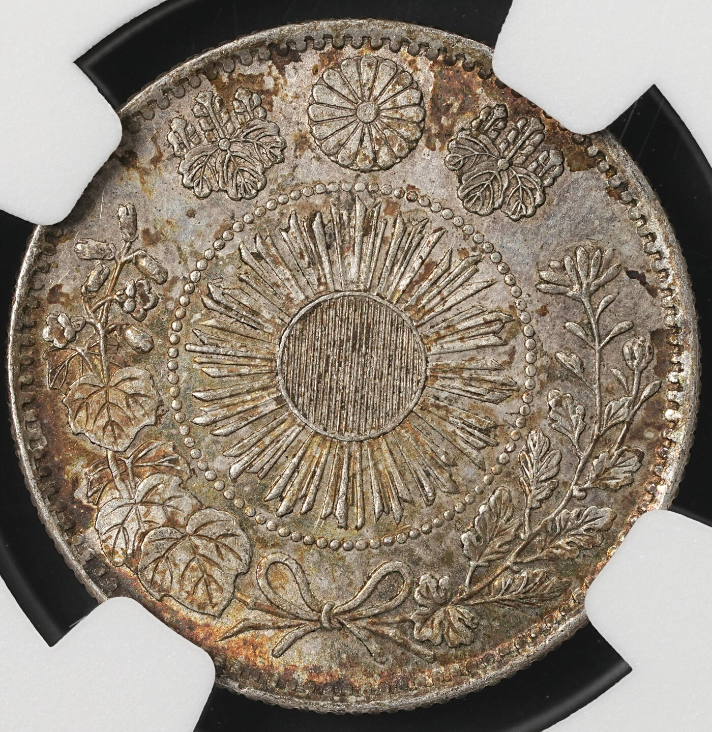 修遠堂世界钱币第五十一期 全场包邮 NGC MS64 明治四年旭日龙二十钱银币 重五彩