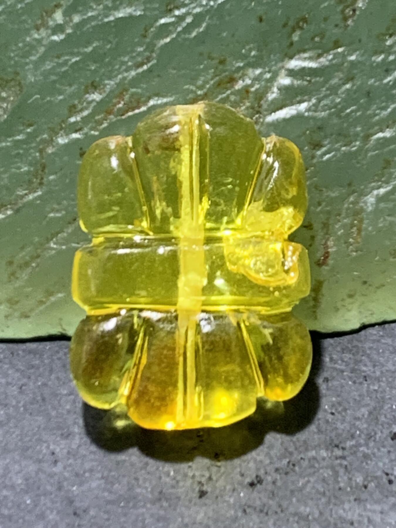精美天然乌克兰原矿蜜蜡雕刻通货领结背云（板珠，吊坠)一个，