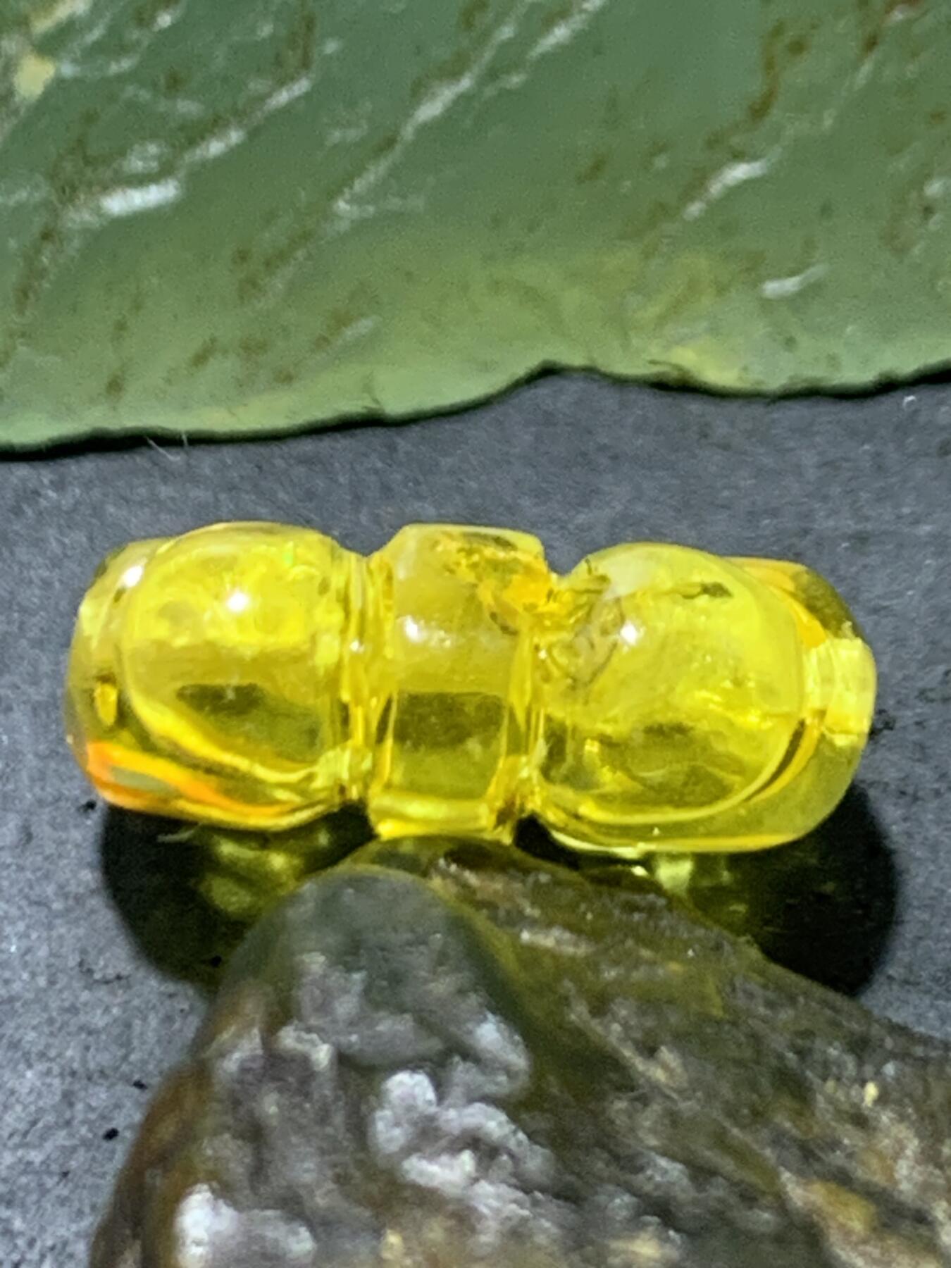 精美天然乌克兰原矿蜜蜡雕刻通货领结背云（板珠，吊坠)一个，