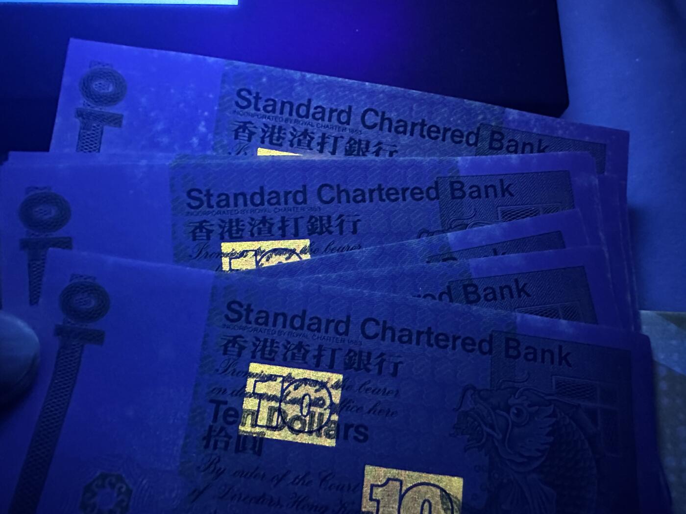 《外钞收藏家》第四百五十七期 1989年香港渣打银行10元 标准10连号 UNC- 有潮