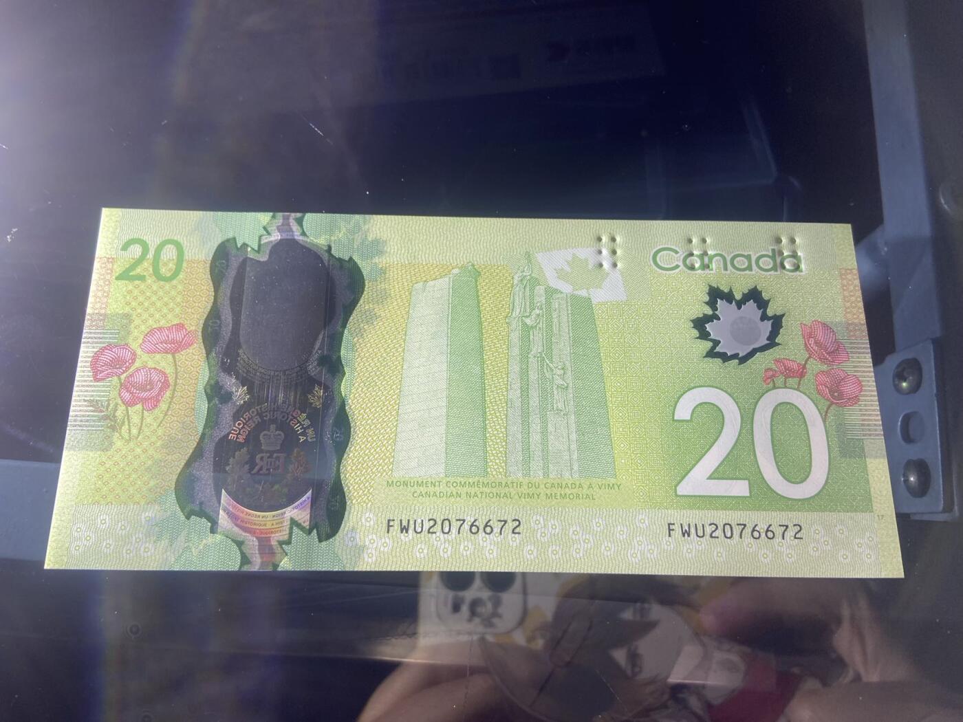 【炜奕收藏】，二十一期 加拿大女王20元纪念钞，区别普通版本，UNC品相
