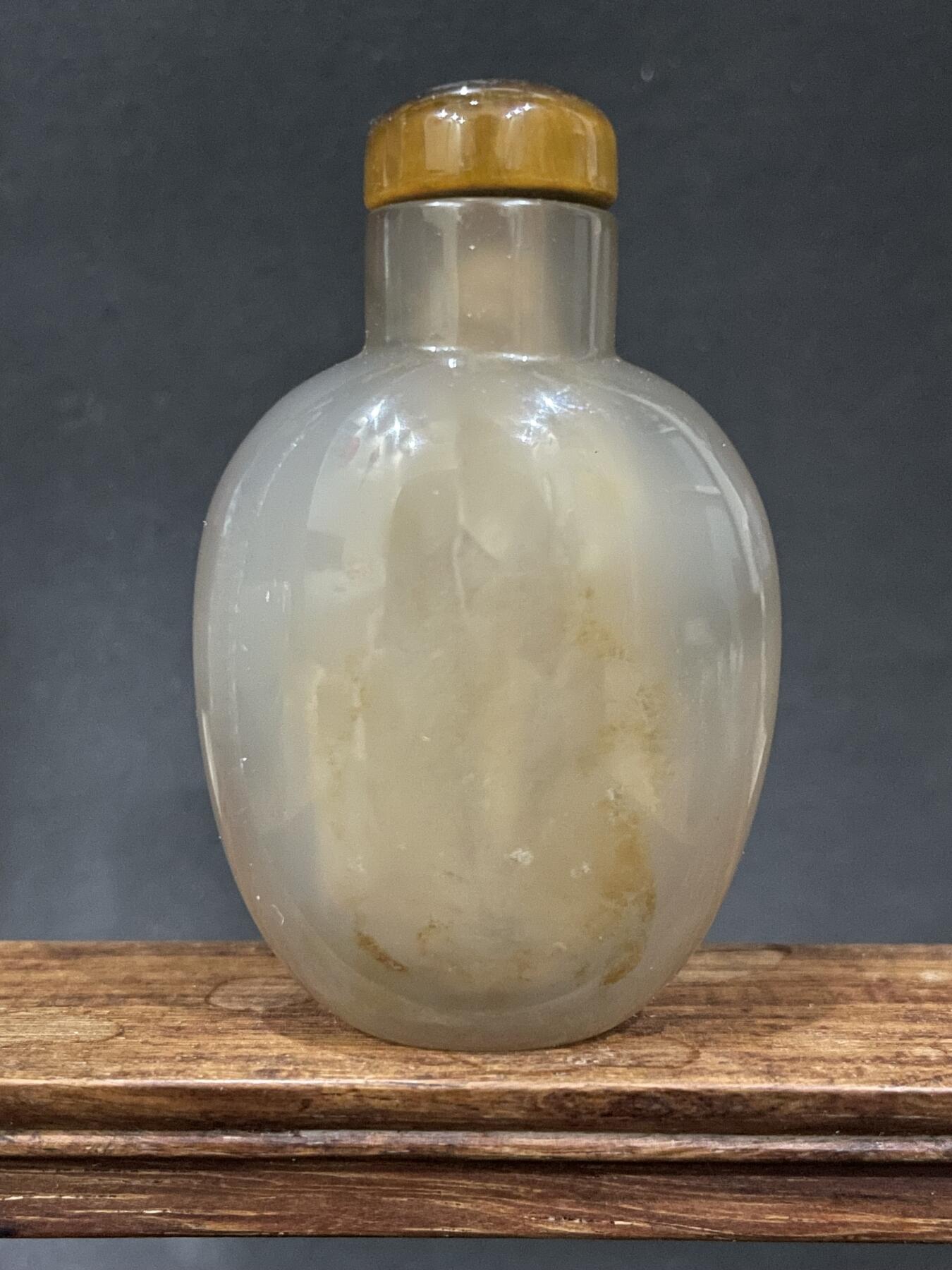 海外回流精品拍卖 英国回流清代冰糖玛瑙鼻烟壶 尺寸：高6.4cm。壶身有小裂。