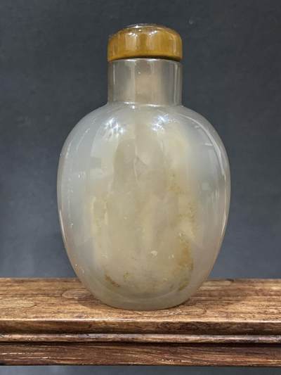 海外回流精品拍卖 - 英国回流清代冰糖玛瑙鼻烟壶 尺寸：高6.4cm。壶身有小裂。
