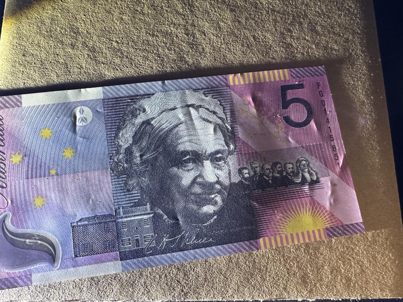 《外钞收藏家》第四百五十七期 澳大利亚和伯利兹三张一起 伯利兹全新 澳大利亚纪念钞有指甲印 中间那个有折 Au