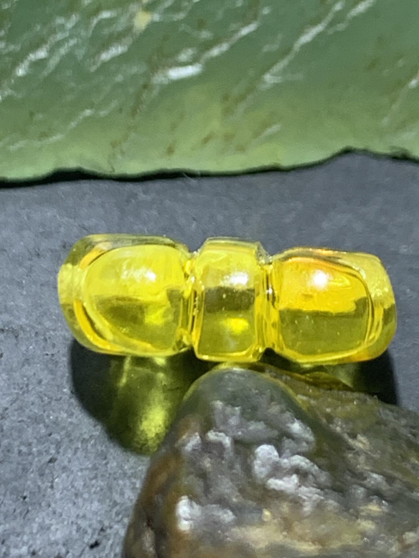 精美天然乌克兰原矿蜜蜡雕刻通货领结背云（板珠，吊坠)一个，