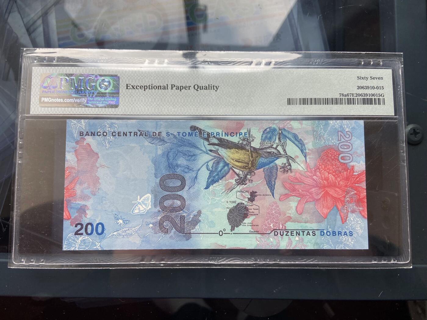 【炜奕收藏】，二十一期 【首发冠】圣多美和普林西比200多布拉，PMG评级67分，首发冠