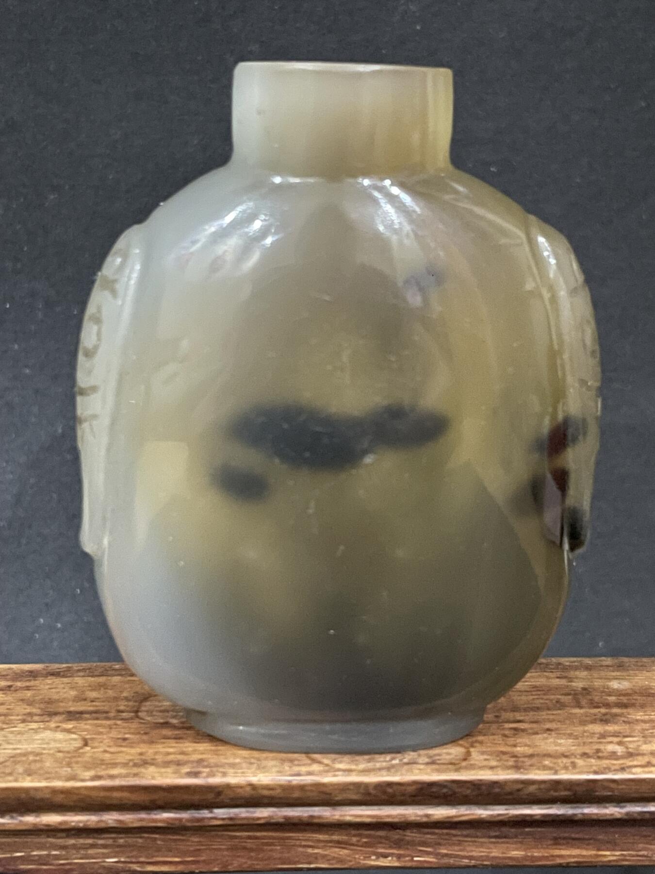 海外回流精品拍卖 英国回流清代玛瑙铺首鼻烟壶 尺寸：高7cm。品相如图。