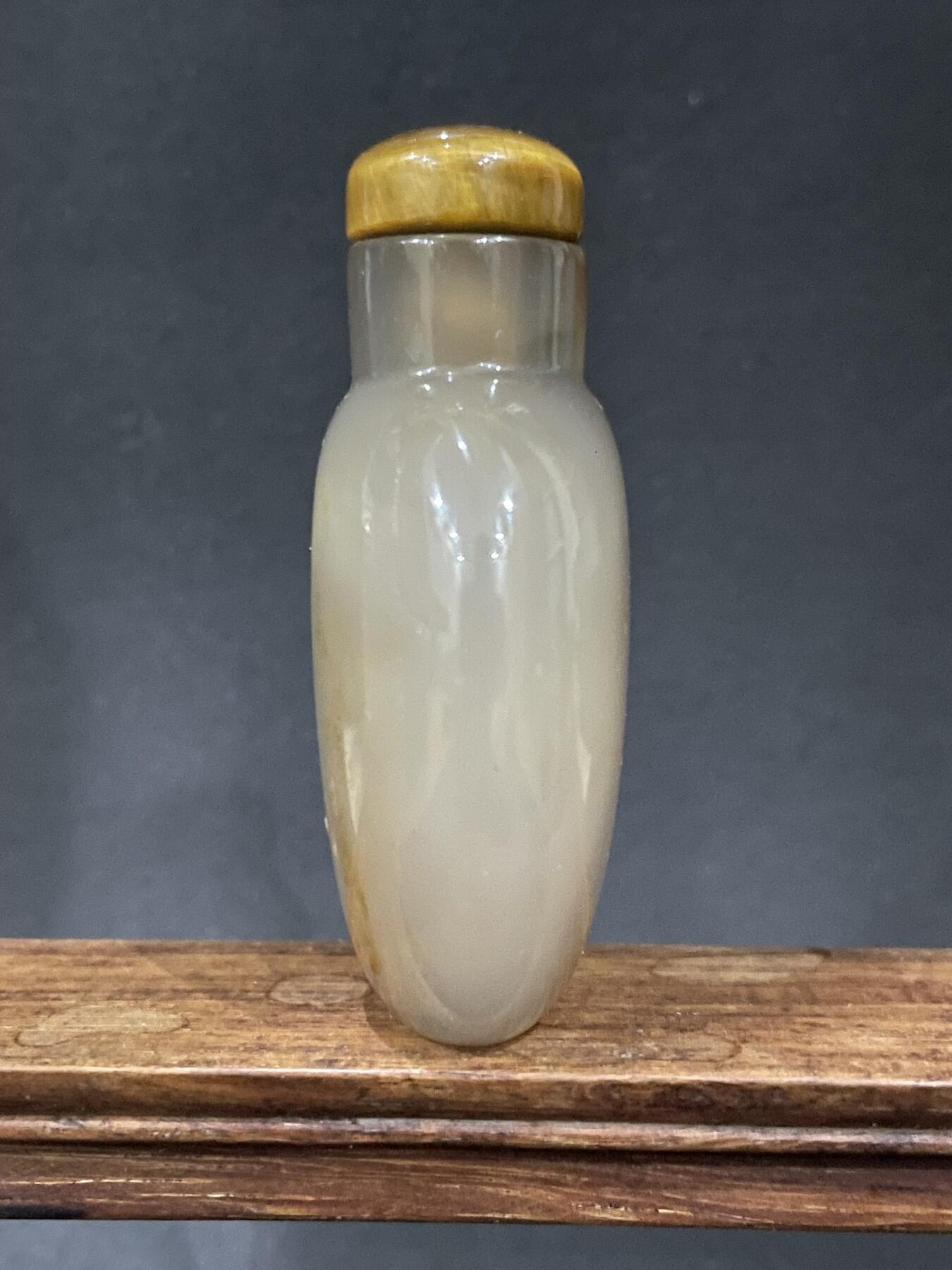 海外回流精品拍卖 英国回流清代冰糖玛瑙鼻烟壶 尺寸：高6.4cm。壶身有小裂。