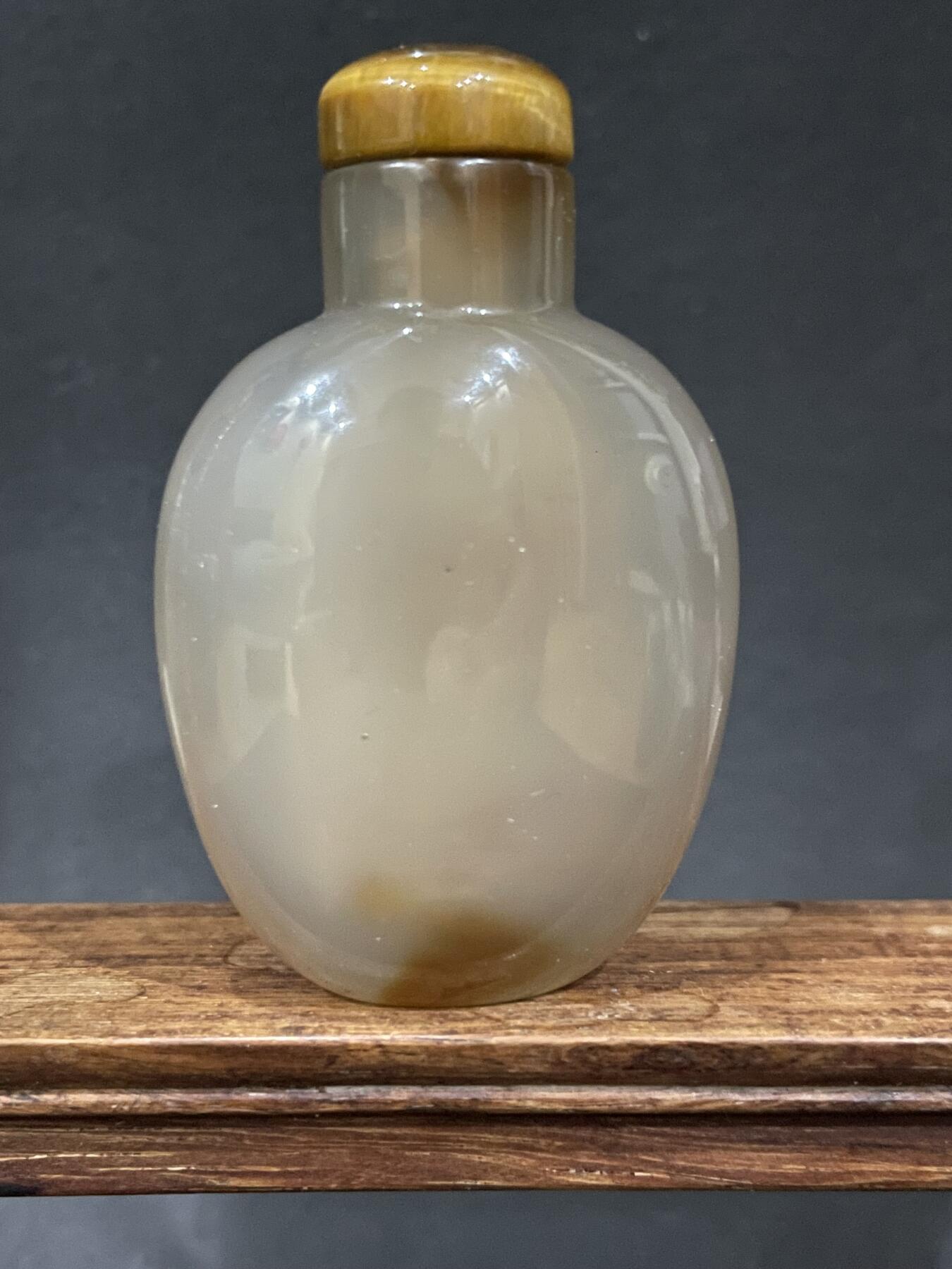 海外回流精品拍卖 英国回流清代冰糖玛瑙鼻烟壶 尺寸：高6.4cm。壶身有小裂。
