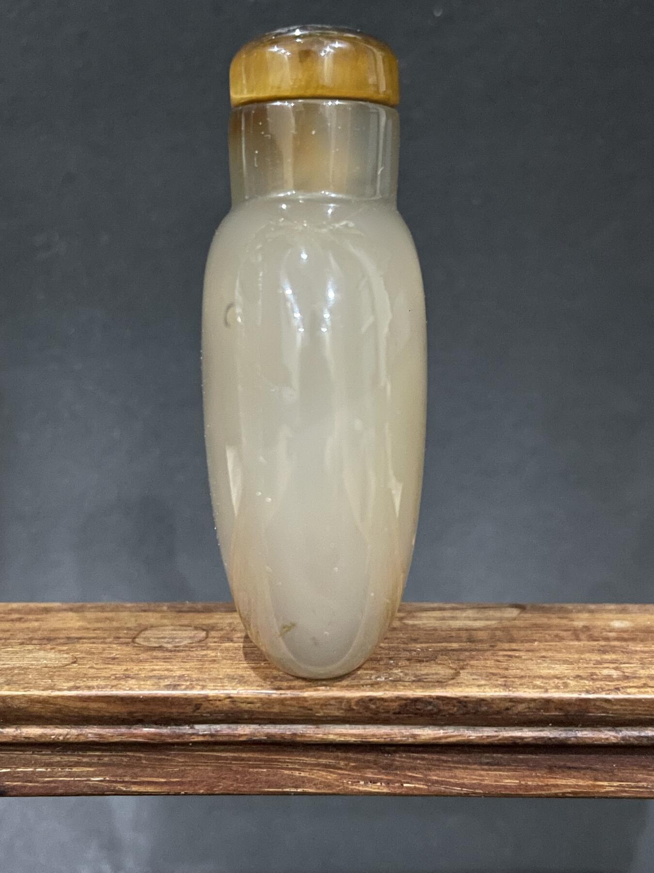 海外回流精品拍卖 英国回流清代冰糖玛瑙鼻烟壶 尺寸：高6.4cm。壶身有小裂。