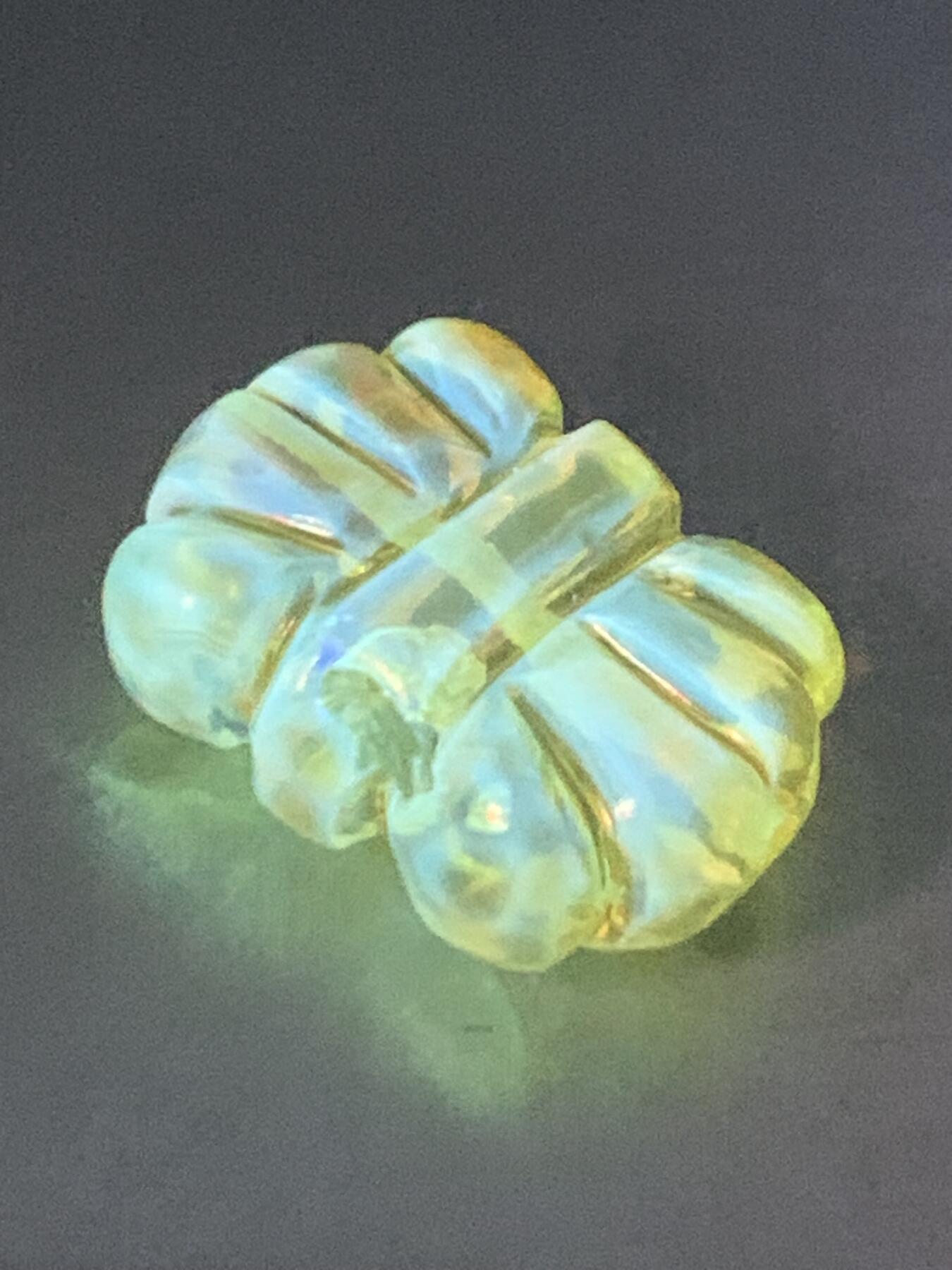 精美天然乌克兰原矿蜜蜡雕刻通货领结背云（板珠，吊坠)一个，