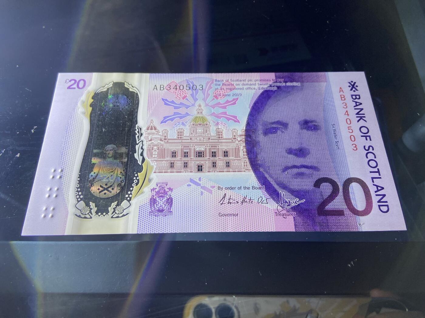 【炜奕收藏】，二十一期 苏格兰银行20镑，UNC-品相，有一处极轻微压痕