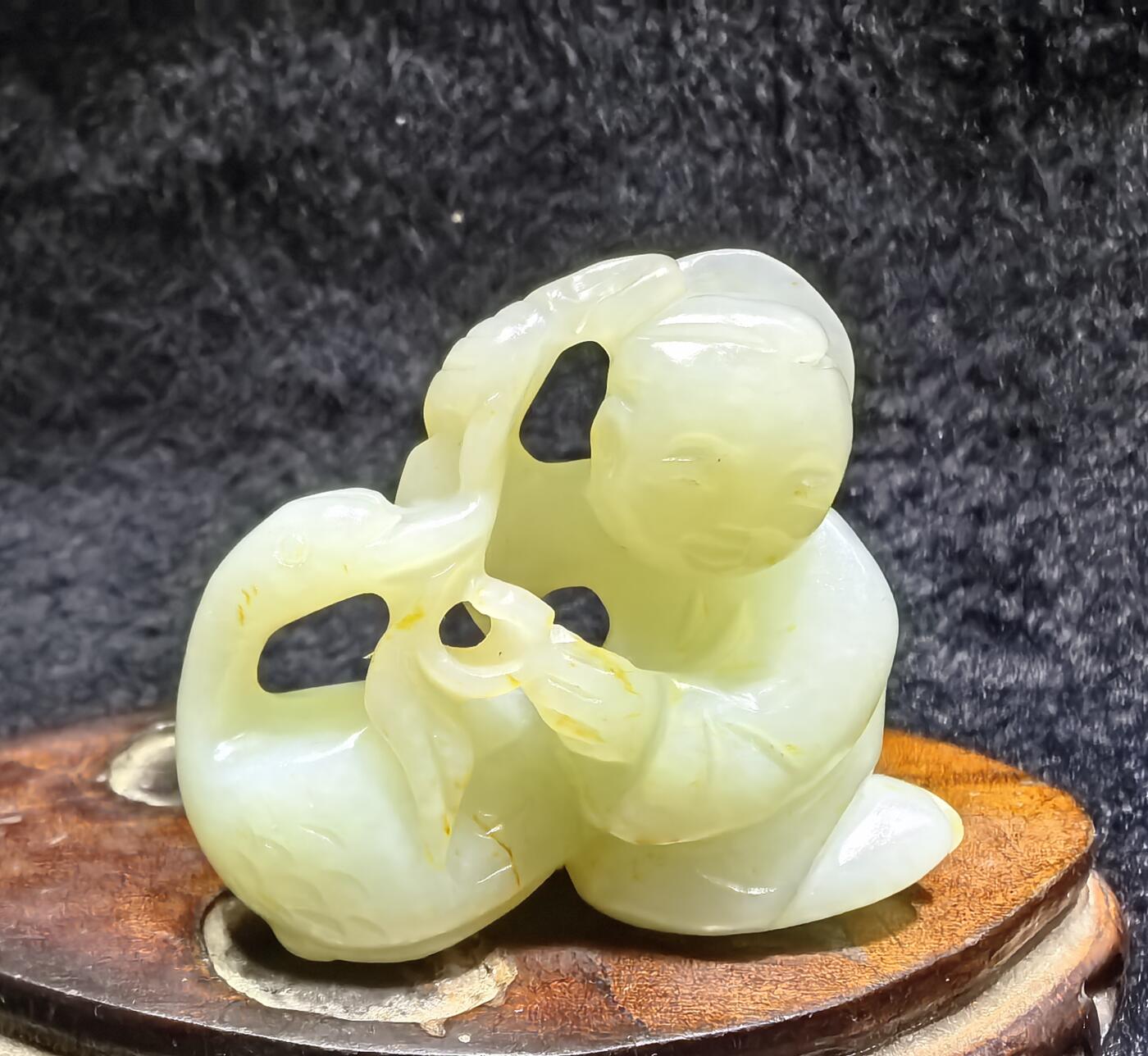 捡漏从速旧藏和田白玉童子戏鹅手把件挂件吊坠，玉质油润度极佳，纯手工雕刻。童子神态栩栩如生，造型逼真，天鹅的话还可比喻“鸿鹄之志”，古代的鸿鹄就是天鹅。童子寓意运财童子！尺寸:长5.9cm*高4.6cm厚2.0cm克重:48.3g谢绝议价！