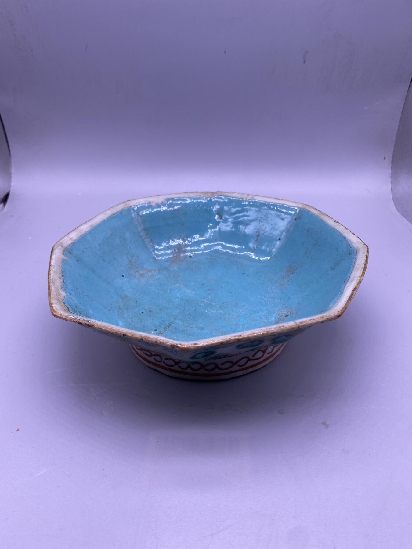 粉彩鱼藻纹花口碗，尺寸18.5厘米，品相如图，200包快递
