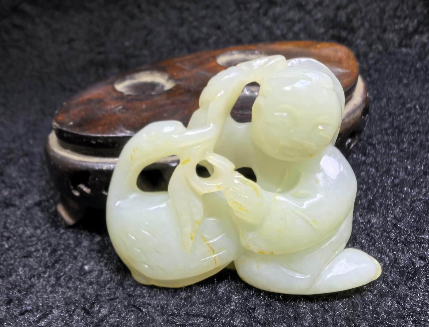 捡漏从速旧藏和田白玉童子戏鹅手把件挂件吊坠，玉质油润度极佳，纯手工雕刻。童子神态栩栩如生，造型逼真，天鹅的话还可比喻“鸿鹄之志”，古代的鸿鹄就是天鹅。童子寓意运财童子！尺寸:长5.9cm*高4.6cm厚2.0cm克重:48.3g谢绝议价！