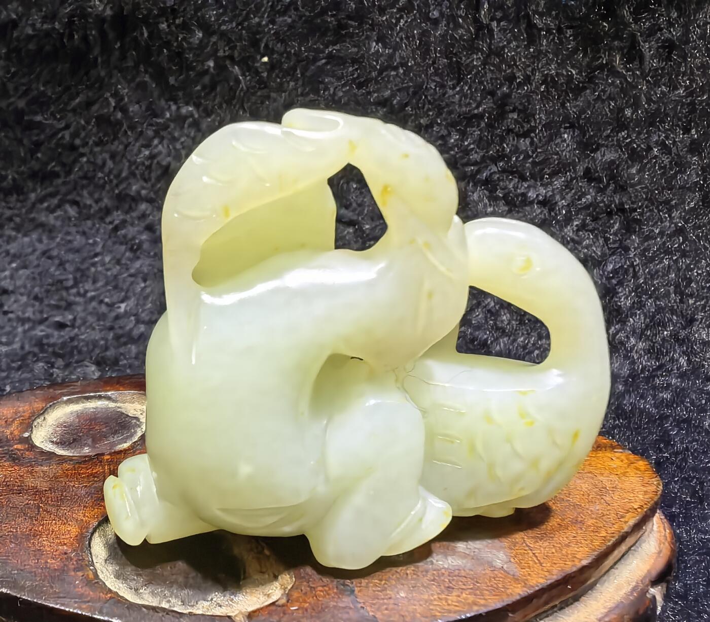 捡漏从速旧藏和田白玉童子戏鹅手把件挂件吊坠，玉质油润度极佳，纯手工雕刻。童子神态栩栩如生，造型逼真，天鹅的话还可比喻“鸿鹄之志”，古代的鸿鹄就是天鹅。童子寓意运财童子！尺寸:长5.9cm*高4.6cm厚2.0cm克重:48.3g谢绝议价！