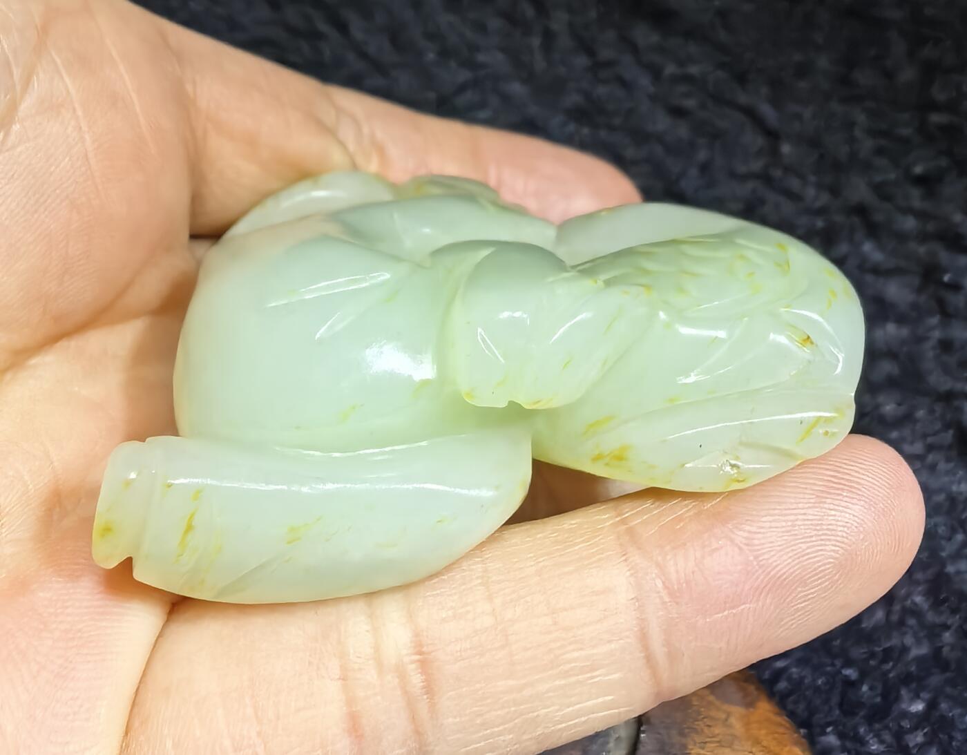 捡漏从速旧藏和田白玉童子戏鹅手把件挂件吊坠，玉质油润度极佳，纯手工雕刻。童子神态栩栩如生，造型逼真，天鹅的话还可比喻“鸿鹄之志”，古代的鸿鹄就是天鹅。童子寓意运财童子！尺寸:长5.9cm*高4.6cm厚2.0cm克重:48.3g谢绝议价！