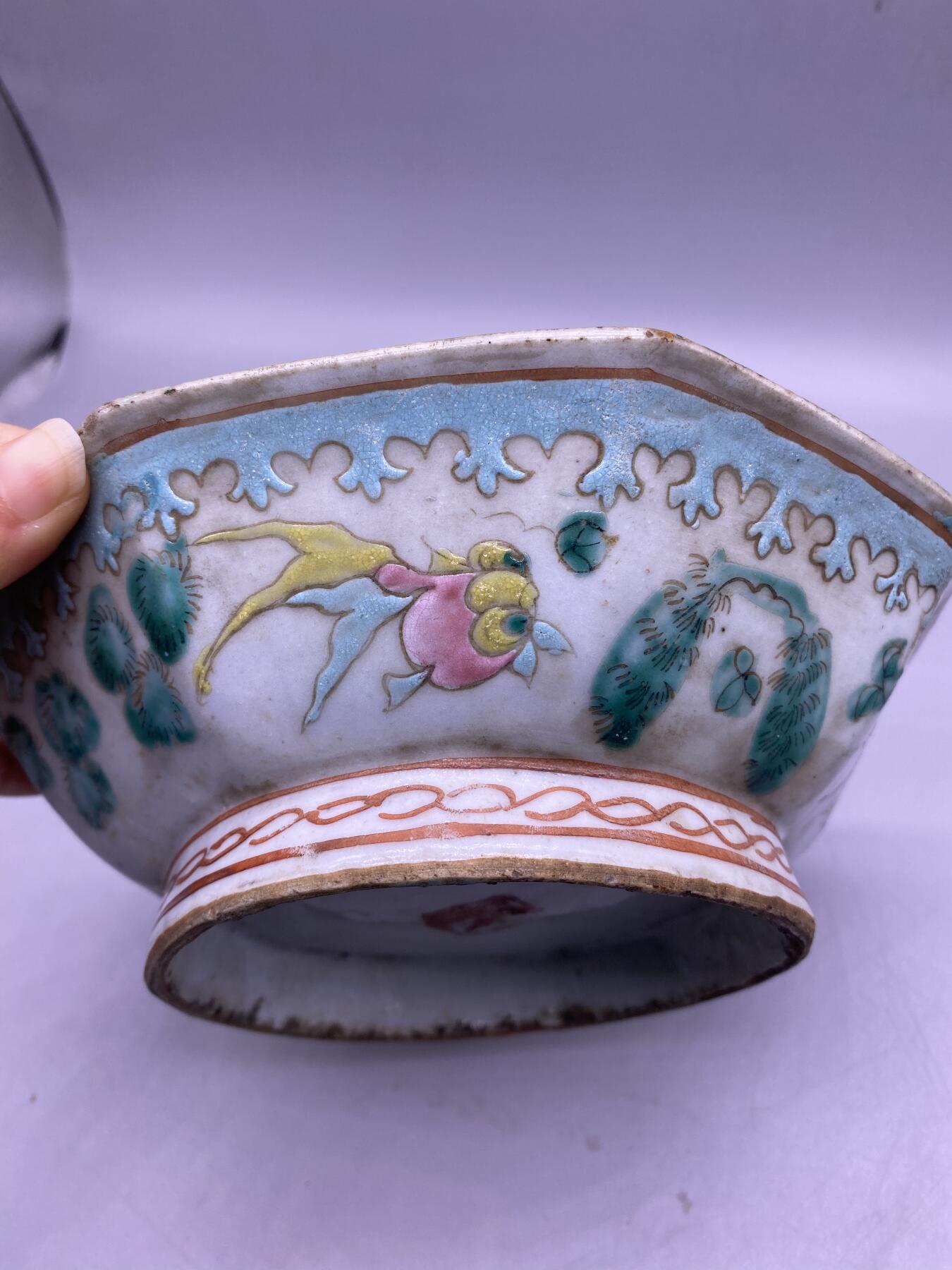 粉彩鱼藻纹花口碗，尺寸18.5厘米，品相如图，200包快递