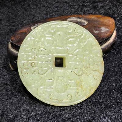 捡漏从速旧藏和田玉双面雕饕餮纹平安牌。玉质油润细腻。全品如图。尺寸:5.6cm*0.7cm克重:44.4g超高性比价。谢绝议价。 - 捡漏从速旧藏和田玉双面雕饕餮纹平安牌。玉质油润细腻。全品如图。尺寸:5.6cm*0.7cm克重:44.4g超高性比价。谢绝议价。