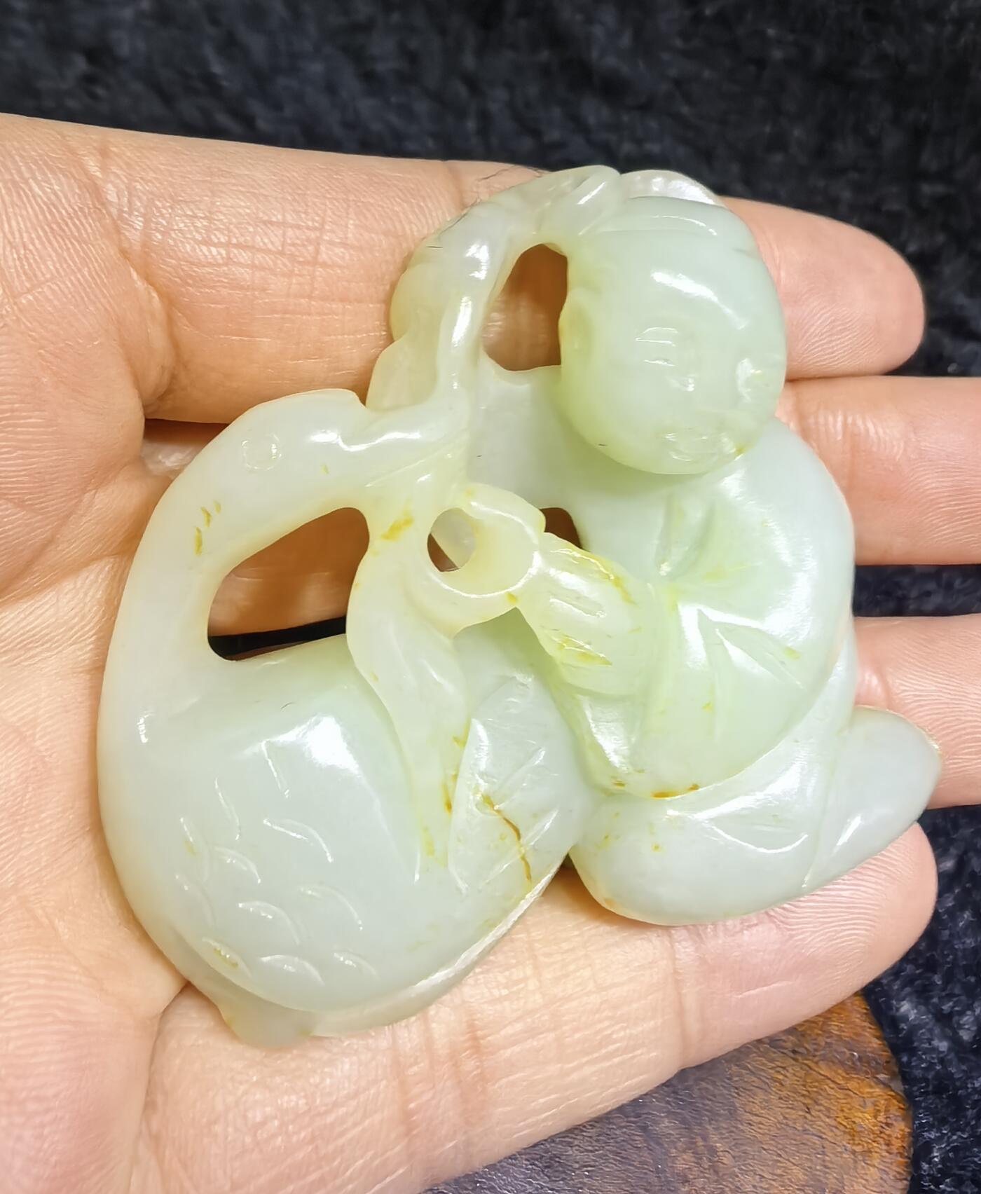 捡漏从速旧藏和田白玉童子戏鹅手把件挂件吊坠，玉质油润度极佳，纯手工雕刻。童子神态栩栩如生，造型逼真，天鹅的话还可比喻“鸿鹄之志”，古代的鸿鹄就是天鹅。童子寓意运财童子！尺寸:长5.9cm*高4.6cm厚2.0cm克重:48.3g谢绝议价！