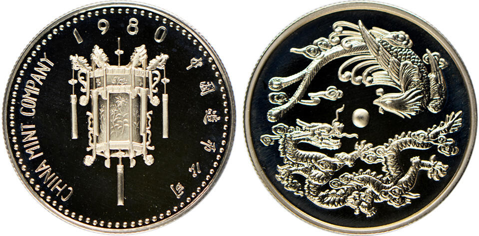 冠军2024年12月上海拍卖 1980年上海造币厂“吉祥如意”系列精制镍白铜纪念章“龙凤呈祥”1枚，正面图案为“宫灯”，背面图案为“龙凤呈祥”，直径27mm。“吉祥如意”系列纪念章多为镀金材质，而本品为镍白铜材质，非常少见，保存完好，BWS收藏

1980年上海造币厂“吉祥如意”系列纪念章由裔式忠、龚宜亭、方茂森、叶柏林、叶仲华等五位雕刻师集体创作，利用工余时间手工雕刻而成，纪念章直径27mm，其中正面图案“宫灯”，背面图案分